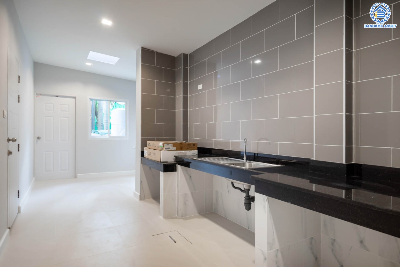 บ้านมือสองตกแต่งใหม่ คฤหาสน์หลังใหญ่พิเศษ!! เนื้อที่ 113 ตร.ว. #แปลงมุม ม.ปริญญดา ติดพุทธมณฑลสาย2  พื้นที่ใช้สอยมากกว่า 500 ตร.ม. ฟังก์ชันจัดเต็ม 4 ห้องนอน 7 ห้องน้ำ 1 Living Room 1 ห้องอเนกประสงค์ และ 1 ห้องแม่บ้าน จอดรถได้ 4 คัน บนทำเลเดินทางสะดวก ใกล้ทางคู่ขนานลอยฟ้าบรมราชชนนี, เซ็นทรัลปิ่นเกล้า และม.มหิดล